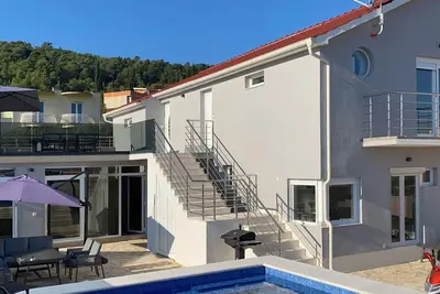 Image de Modernes Ferienhaus mit eigenem Pool und Meerblick by Interhome