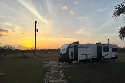 Image de Soak in the Hill Country sunsets in this cozy fully loaded Rv. It’s a treasure!
