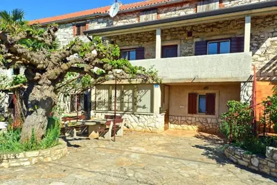Image de Große Wohnung in Babići mit Garten und Terrasse by Interhome