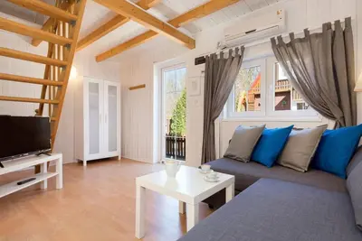 Image de Bootshaus mit beheiztem Pool by Interhome