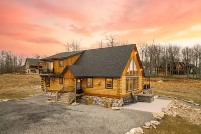 Image de Brand New Luxury 7 Br Cabin w Hot Tub, Game Room