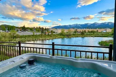 Image de Luxury 4br | Hot Tub, Heated Garage, 3 King Beds, Fireplace & Mountain Views