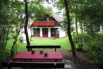 Image de Familienfreundliches Ferienhaus mit Kamin by Interhome