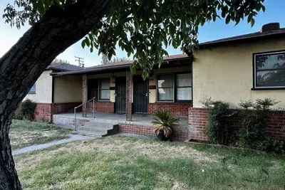 Image de Charming Modesto Duplex: Your Gateway to Downtown & Yosemite Day Trips!