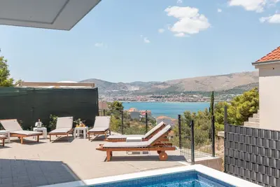 Image de Luxuriöse Villa Fantasy mit Meerblick und Pool i by Interhome