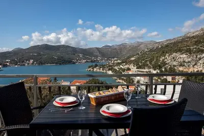 Image de Mélanie Penthouse in einer Villa direkt am Strand by Interhome