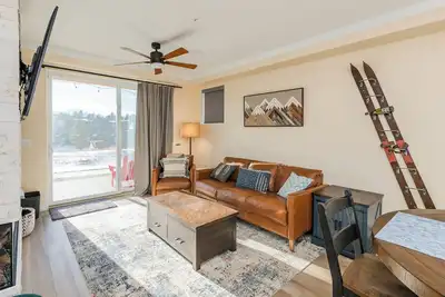 Image de The Fox Den: Cozy Fraser condo with hot tub, garage, fireplace near Winter Park!