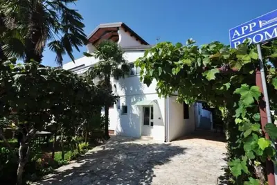 \"Mira\" mit Balkon by Interhome