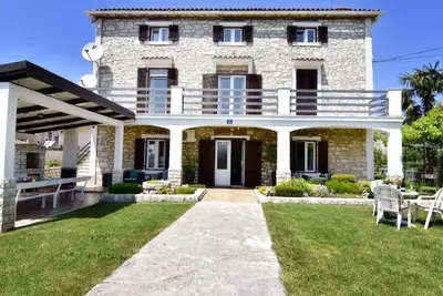 Image de Große Wohnung in Umag mit Großem Garten und Meerblick by Interhome