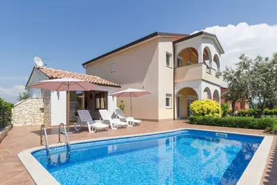 Image de Schönes Ferienhaus mit Swimmingpool by Interhome