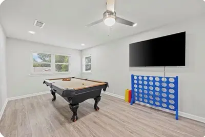 Image de Cowboy corral walking to stadium no car needed