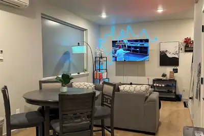 Image de 2-bedroom condo in cozy Portland with refreshing Ac