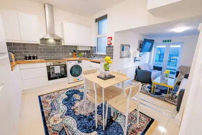 Image de 4br 4Bath Home W/ Free Parking & Private Garden