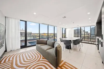 Image de Bright Unit with Secure Parking and Garden Access