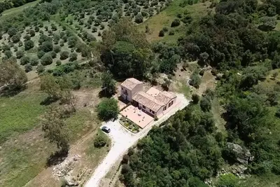 Image de Villa Bruca is a two-family house composed of two separate units. The unit offered, Villa Bruca 1, includes a double bedroom with the possibility of adding two single beds, a spacious bathroom with a modern walk-in shower, and a kitchen-living area equipp