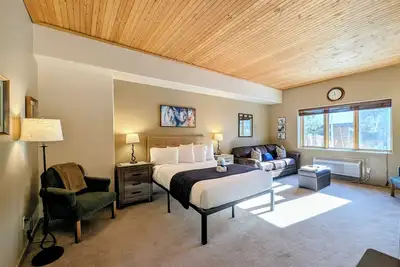 Image de New Listing /Updated Studio, Central to Summer Fun