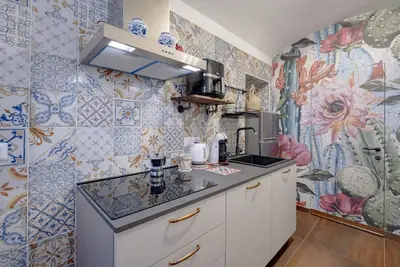 Image de Charming 74 sqm apartment, ideal for groups or families of up to 4 guests, located on the first floor of a building (a few steps to access / No elevator). The accommodation is located in a very central area, just a few minutes’ walk from the main attrac