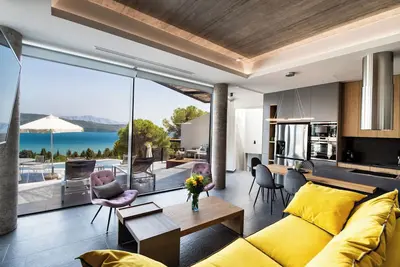 Image de Luxury villa with infinity salt pool featuring a waterfall and gorgeous seaviews