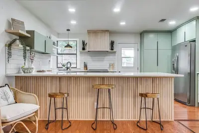 Image de Gorgeous Sage Cove Lake House with Hot Tub and Boat Dock