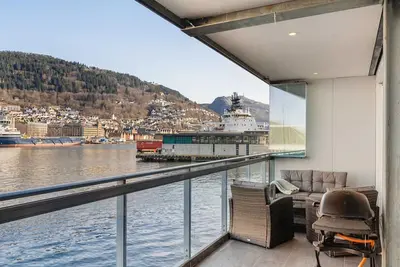 Image de Large Seaside 2br - Balcony - Harbour city view