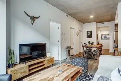 Image de The Downtown Haven – 2br at Richard & Pender