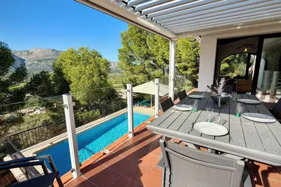 Image de Villa Horizonte avec piscine et pool house vue sur la montagne et la nature