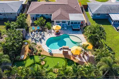 Image de Resort Style Backyard  Pool  Hot Tub  Movie Room