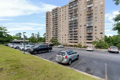 Image de Artsy High-rise Condo