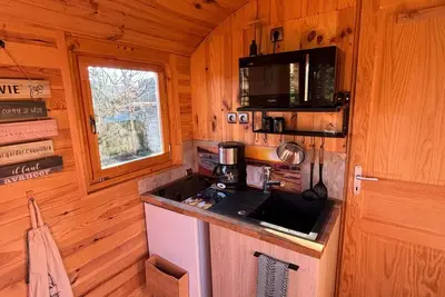 Image de Cabane 'La Roulotte Saintaise' avec Terrasse Privée, Jardin Partagé et Climatisation