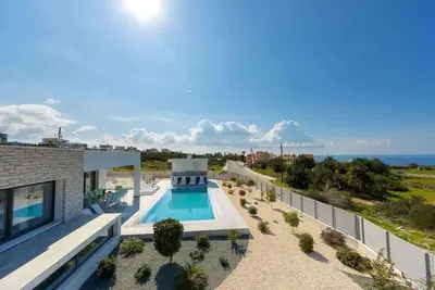Image de Villa with Pool, Sun Beds & Private Balcony.