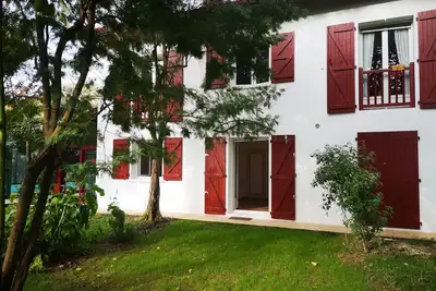 Image de Un havre de paix au bord d'une grande piscine et au milieu d'un grand jardin.