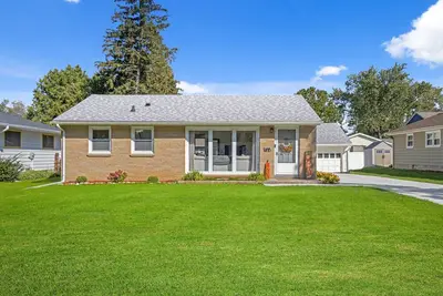 Image de Bright, cozy 3br ranch in Lake Country with fenced yard and covered patio.