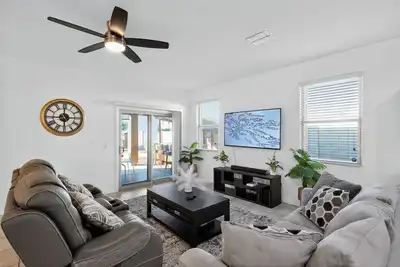 Image de Sleek 5br Modern Retreat w/ Outdoor Bbq & Tiki Bar