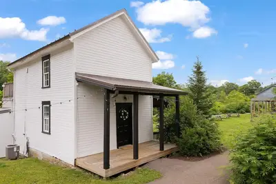 Image de Spacious riverfront cottage with full kitchen, cozy charm, and Casselman views.