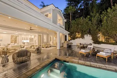 Image de Hamptons in the Hollywood Hills Spacious 6-bedroom Villa