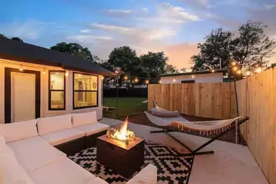 Image de Minutes to Downtown -Fire Pit Pool Table Breakfast