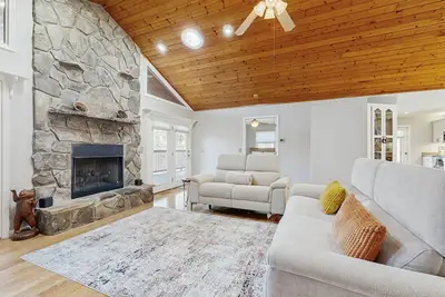 Franklin getaway with front porch, grill, fire pit & arcade game!