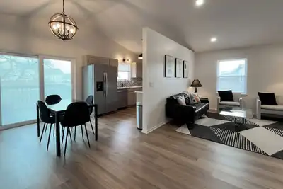 Image de Contemporary 4br Home with Office, Fire Pit & Large Yard