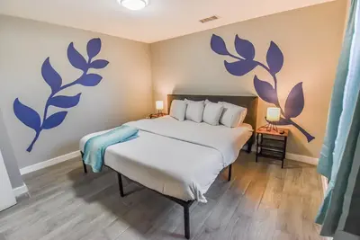 Image de Vibrant & Cozy Two Bedroom Lower Unit King Beds