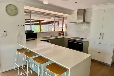 Image de Comfy house, pet friendly, close to nature strip, private beach area and tavern.