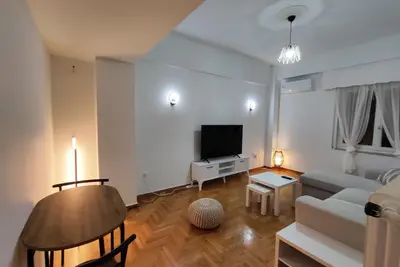 Image de 2 minutes walk to subway, 3 stations to the city centre, fully equipped to live