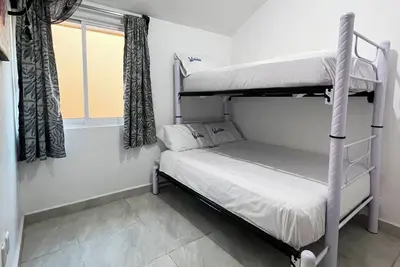 Image de Spacious 5-bedroom house with garage 8 min from downtown