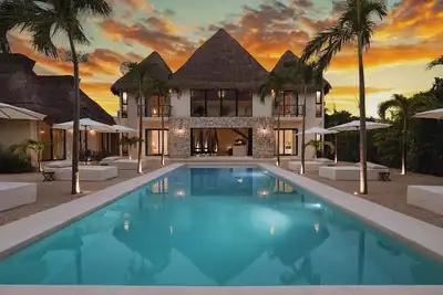 Image de Luxury Villa for 16 Guests - 7br/7ba - Pool, Pickleball, Jacuzzi & Billiards