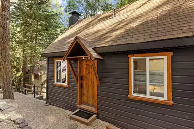 Image de Cute Romantic Cabin W/ Hot Tub 5 Min from Lake