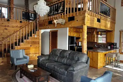 Image de Lakefront Lodge on Lake Guthrie — Sleeps 8, Private Dock, Stunning Views