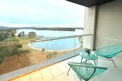 Image de Lake view 1bed with car parking walk to westfield