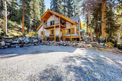 Image de Luxurious furnished modern mountain ski chalet set deep in the woods