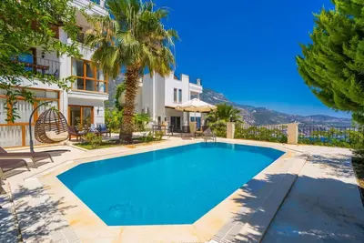 Image de a beautiful 3-bedroom villa with breathtaking sea views