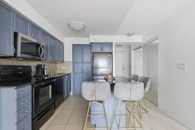 Image de Designer 2br - King Suite - Rare 2 Parking - Yyz