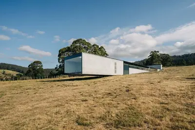 Image de Triptych - The Blunt House